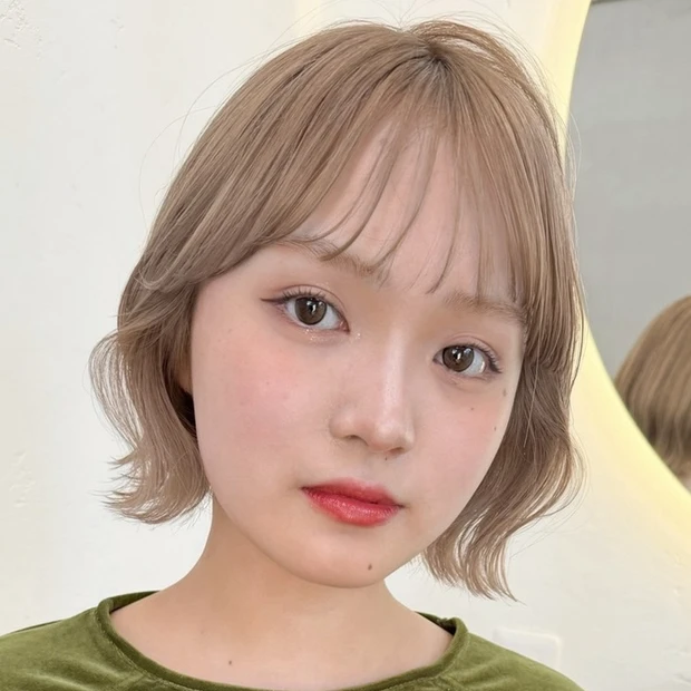 【大人のハイトーンボブ】ブリーチ初心者におすすめ!明るめグレージュカラーの透明感ボブ