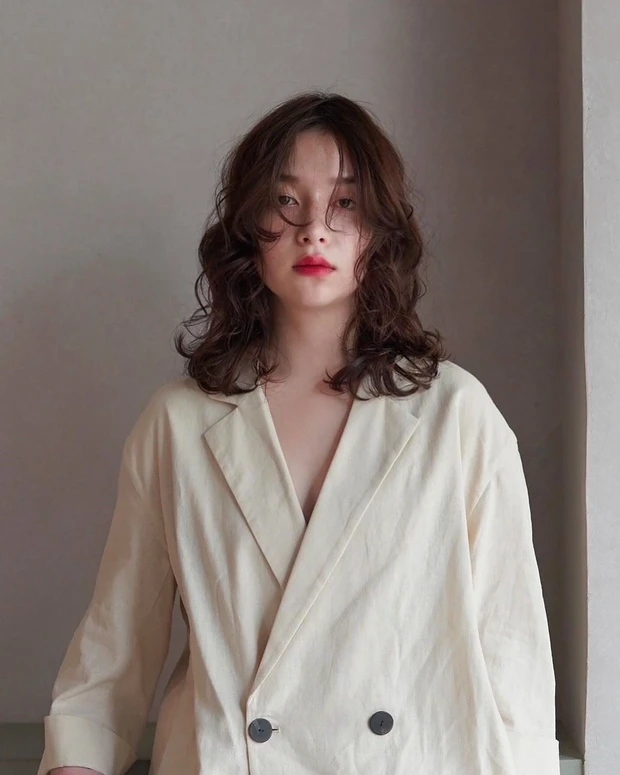 面長さんに似合う髪型 ミディアム ミディアムヘア 前髪あり 正面 ニュアンスパーマ