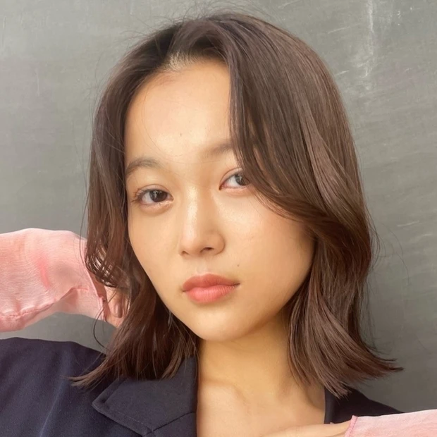 【若見えが叶う髪型】30代・40代に似合う! 大人可愛いベージュカラーの“ふんわりくびれボブヘア”