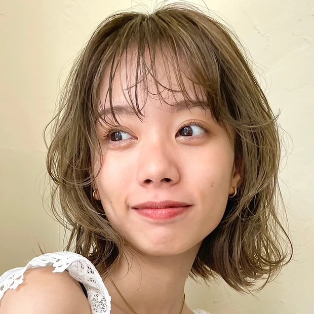 【大人に似合うボブ】くびれ効果で小顔に見える、春のスウィングカールボブ