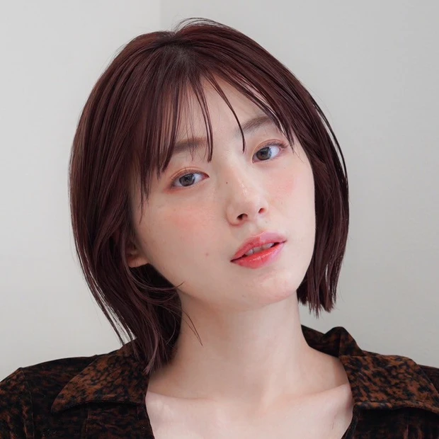 【カシスカラー】肌色がワントーンアップ! 暖色カラー×チョップカットで大人の軽めミニボブ