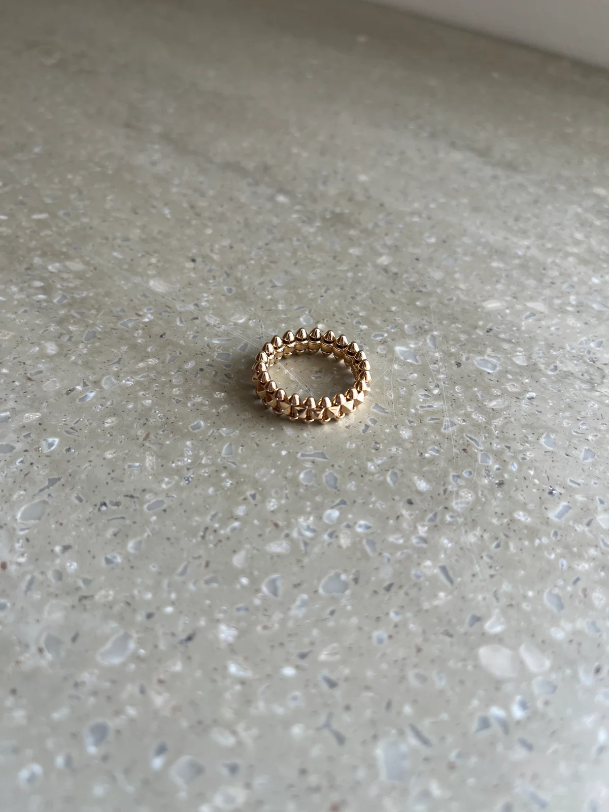 カルティエの名品リング「クラッシュ ドゥ カルティエ リング スモールサイズ(〈PG〉¥434,500)」の写真