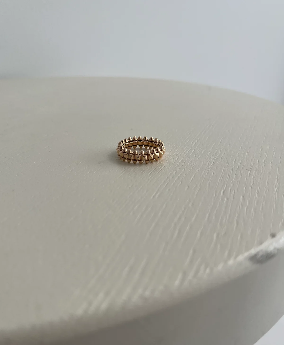 カルティエの名品リング「クラッシュ ドゥ カルティエ リング スモールサイズ(〈PG〉¥434,500)」の写真