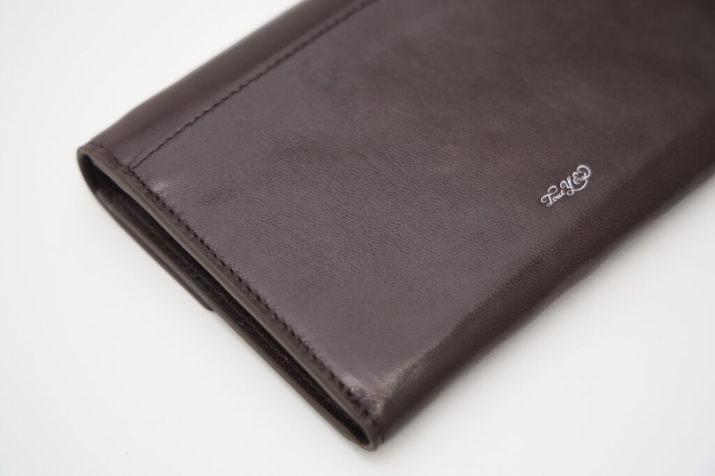 背面にはブランドのロゴが刻印されている。 背面にはブランドのロゴが刻印されている。