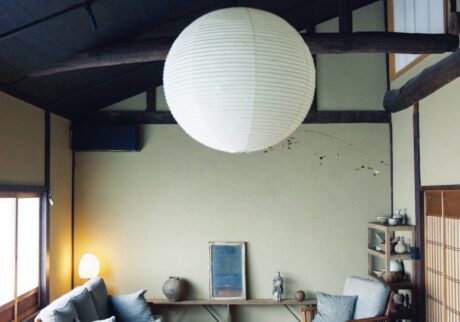 選び抜いた古物のひとつとして存在する家。ギャラリー『kankakari』主宰の鈴木良さんが住む築100年の京町家。 | 鈴木良さん、真実さんが暮らすキッチンから見るリビングの眺め。ソファは譲り受けたのち草木染の生地に張り替えている。床暖房を考慮し強さのあるオークを床材に。 選び抜いた古物のひとつとして存在する家。ギャラリー『kankakari』主宰の鈴木良さんが住む築100年の京町家。 | 鈴木良さん、真実さんが暮らすキッチンから見るリビングの眺め。ソファは譲り受けたのち草木染の生地に張り替えている。床暖房を考慮し強さのあるオークを床材に。