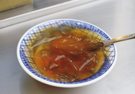 台北人が愛する、昔ながらのデザート「愛玉冰 (アイユィビン) 」。【台北小吃めぐり】 | 写真は氷なしの「愛玉冰」小サイズ40元。大サイズ65元もある。 台北人が愛する、昔ながらのデザート「愛玉冰 (アイユィビン) 」。【台北小吃めぐり】 | 写真は氷なしの「愛玉冰」小サイズ40元。大サイズ65元もある。