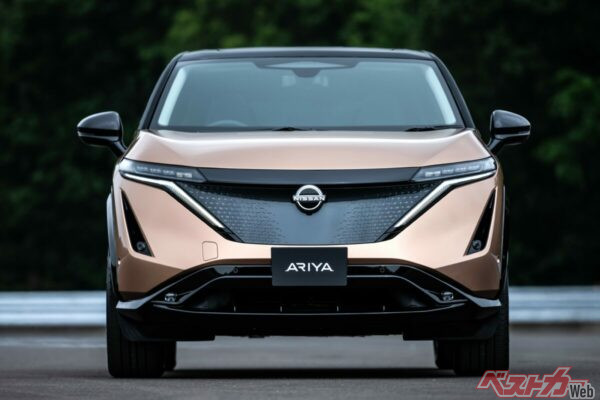 進化したVモーショングリルを採用していた従来型。見比べると、かなり印象が変わっている