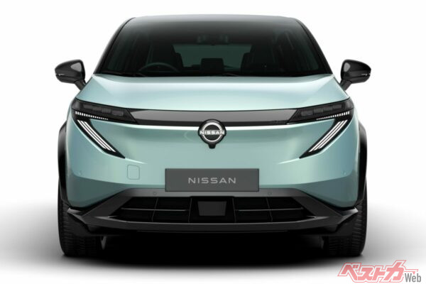 新型リーフと共通のフロントフェイスを採用した新アリア。左右に広がるLEDヘッドランプが特徴的だ