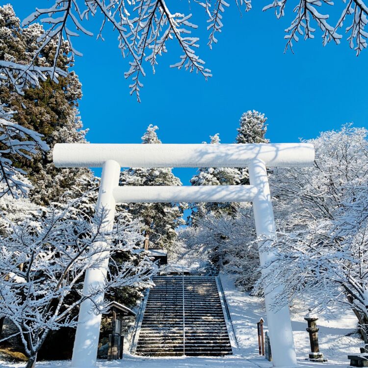 2026 土津神社 寺社仏閣 メイン_白銀の白大鳥居 2026 土津神社 寺社仏閣 メイン_白銀の白大鳥居