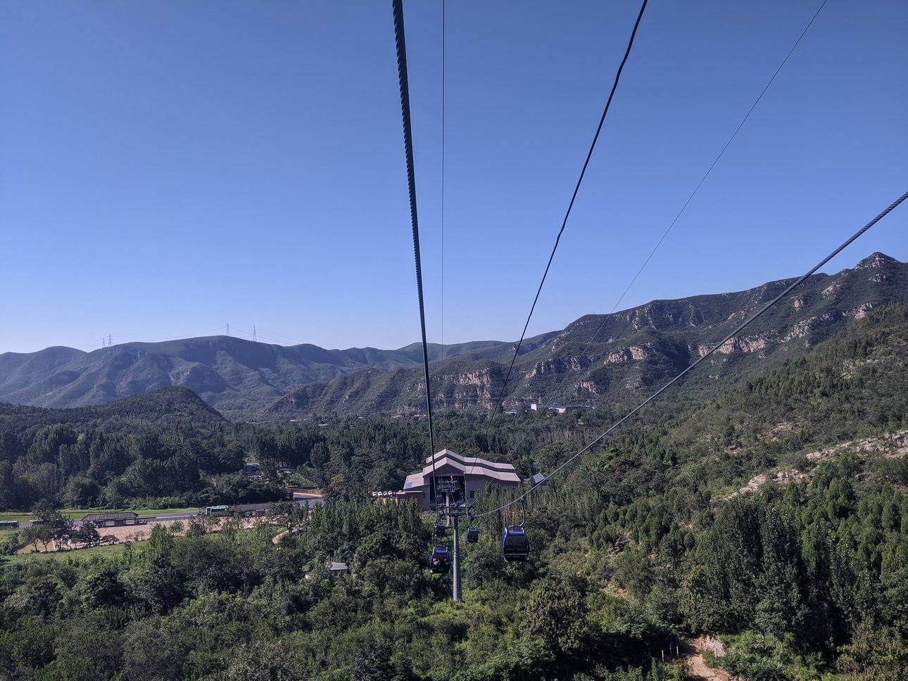 透过缆车窗户拍摄 透过缆车窗户拍摄