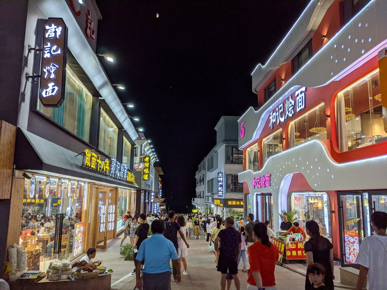 岸上服务区夜市 岸上服务区夜市