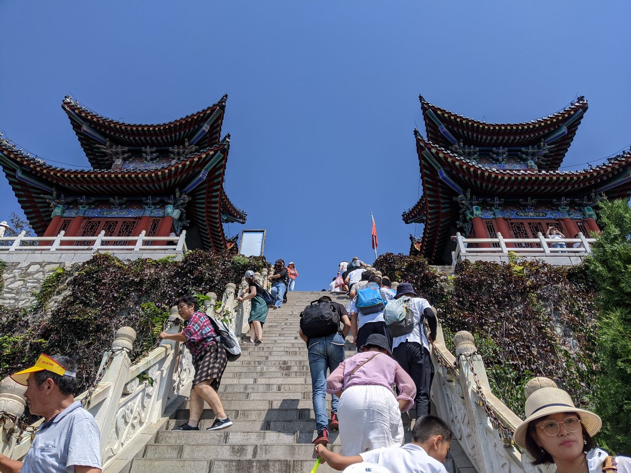 茱萸峰峰顶前的台阶 茱萸峰峰顶前的台阶