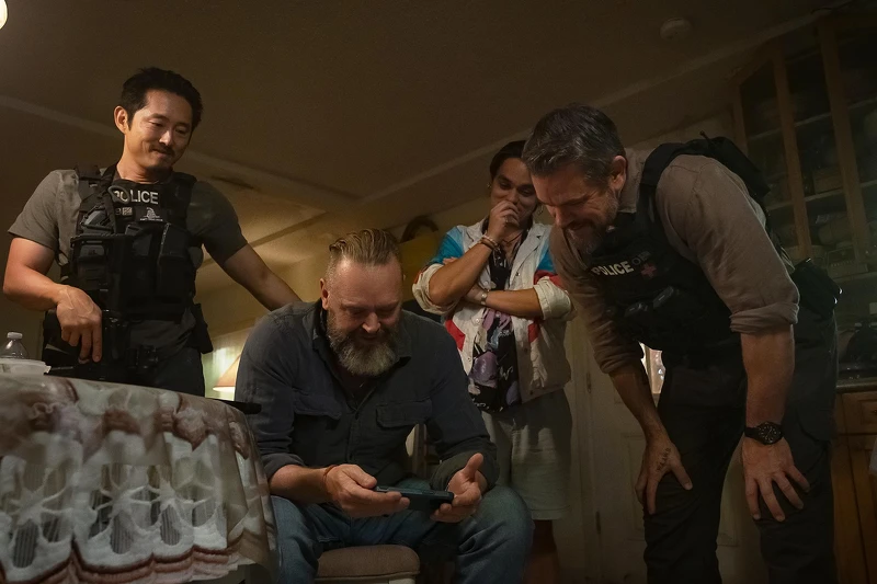 麦特·戴蒙、本·阿弗莱克再联手!Netflix《全信没收》:24桶现金突袭下的警匪人性激战