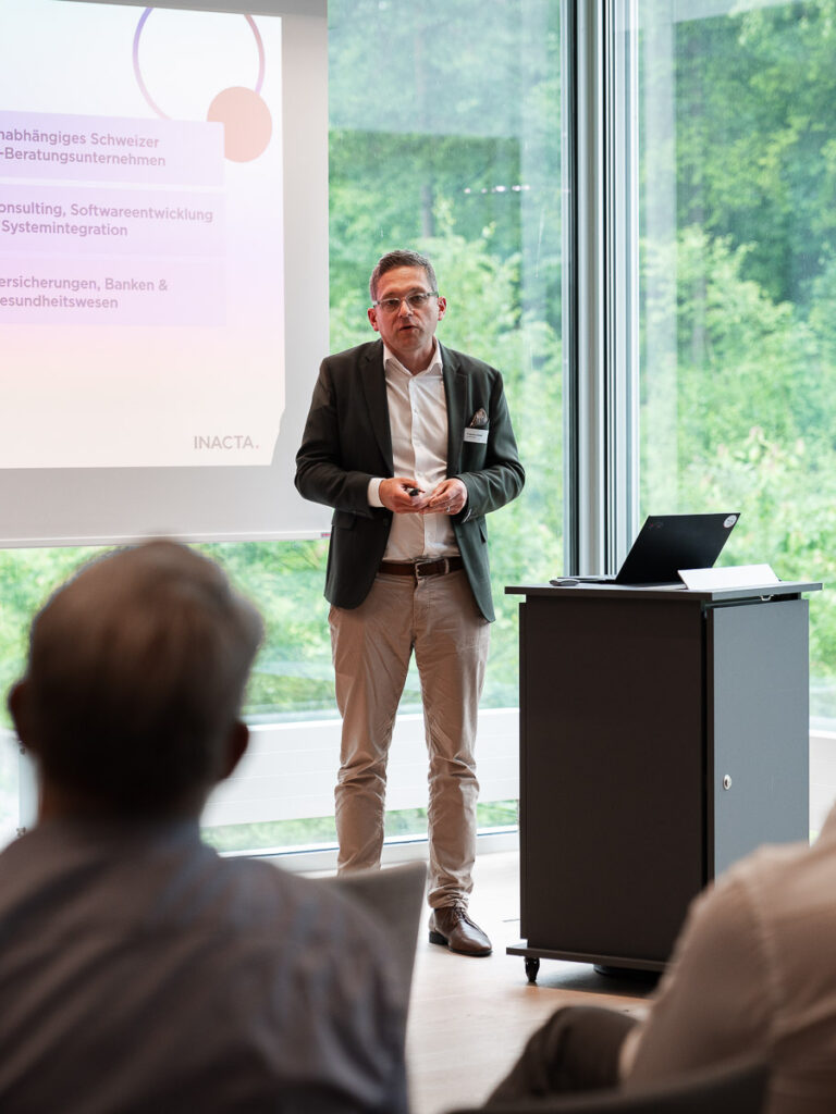Fabian Seimer, Head Input Management der Inacta, bei einer Präsentation