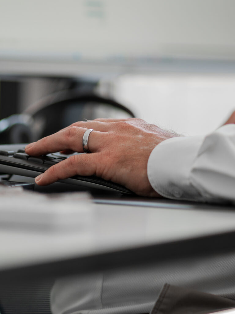 Nahaufnahme eines Mitarbeiters der Inacta AG bei der Arbeit