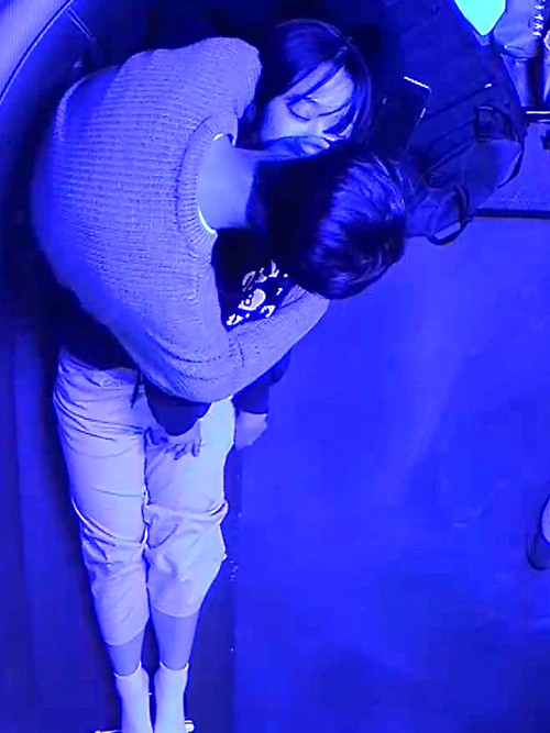 一对年轻情侣连续2天来到同一家投币卡拉OK做爱。女友很享受骑在他身上,用阴部摩擦他坚硬的勃起的阴茎。强烈的性快感从阴蒂传遍全身,让她欲罢不能。【被入侵(hacked)韩国IP摄像头】【独家视频】