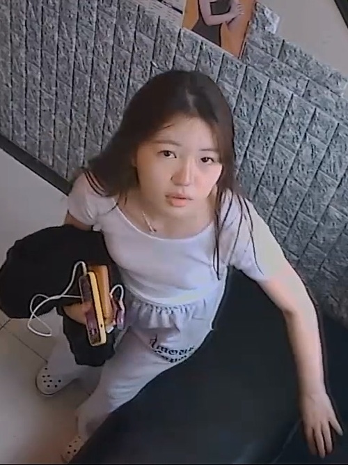 性饥渴的2个男生急切地摸女友的阴部,尝试了几次都没有成功,导致女生唱歌的时候一直捂着逼。【被入侵(hacked)韩国卡拉OK的IP摄像头】【独家视频】