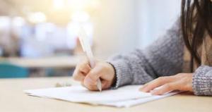 レポートをする女性