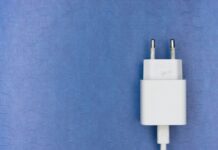 Чому не можна залишати зарядку в розетці Чому не можна залишати зарядку в розетці