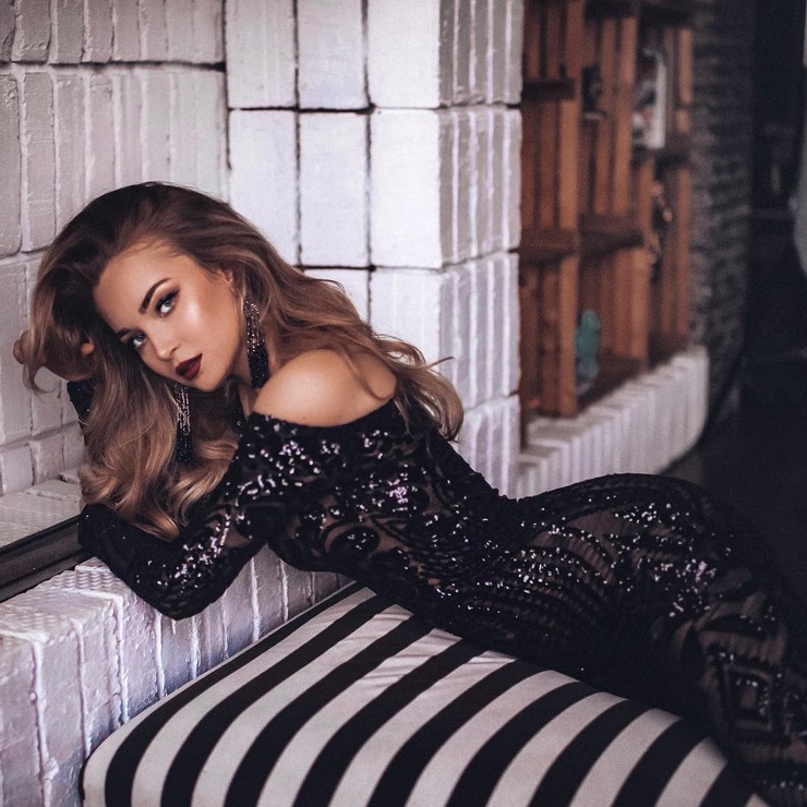 Anna Konic Anna Konic