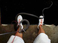 カメラマン、自身が凶悪毒蛇ブラックマンバに噛まれた瞬間を偶然撮影