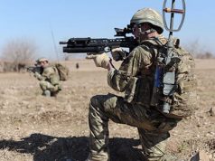 戦場カメラマンが戦闘中にライフルとカメラを切り替える様子を見よ!