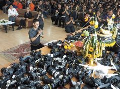 タイのフォトグラファー達がカメラの祀られた祭壇で教師とカメラに感謝を捧げる様子を見よ!