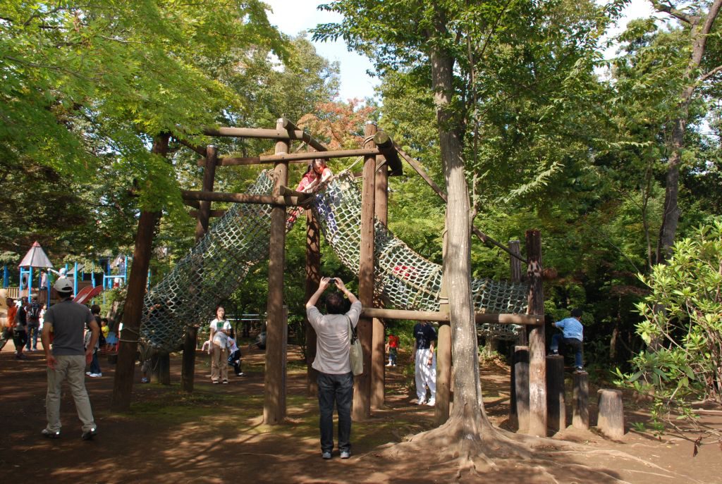 ネットのトンネルを登る子どもたち/フィールドアスレチックありのみコース(千葉県市川市)