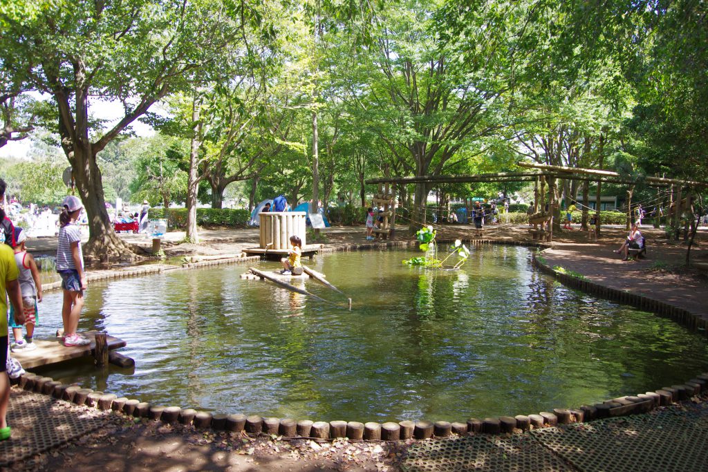 イカダを漕いで池を一周/ふなばしアンデルセン公園(千葉県船橋市)