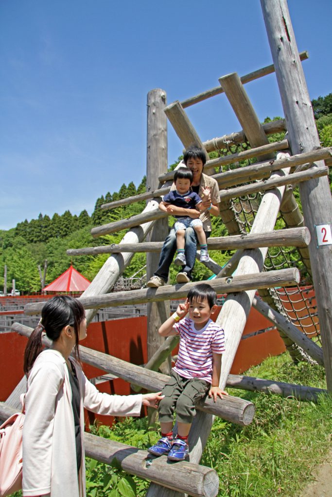 最初の難関峠越えを楽しむ親子/ロマンの森共和国(千葉県/君津市)