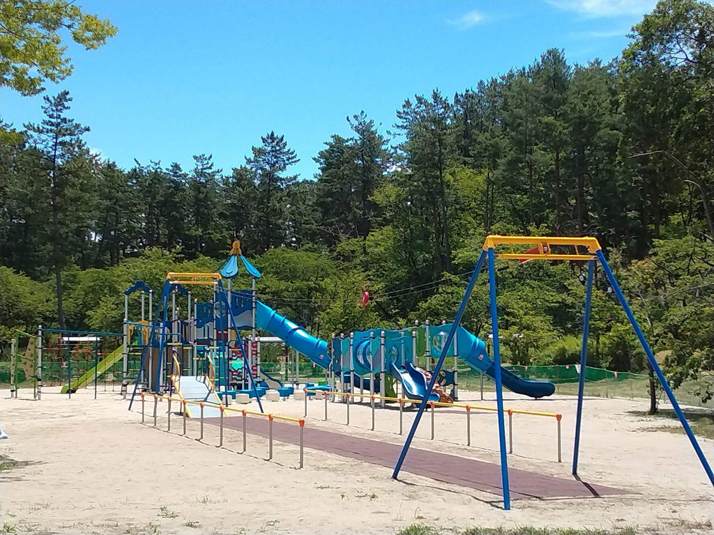 長さ10mのスカイロープ(ターザンロープ)/新潟県立紫雲寺記念公園(新潟県新発田市)