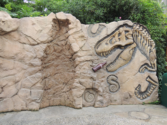 ティラノサウルスがコーラを飲もうとしています!? /ユニバーサル・スタジオ・ジャパン(大阪市)