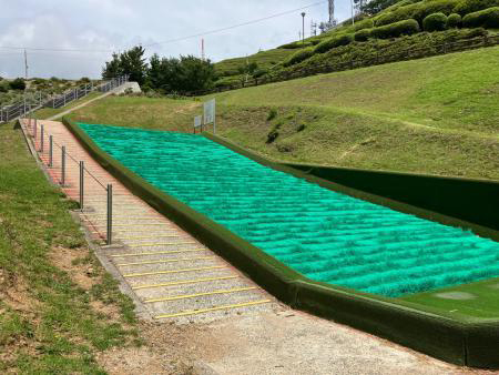 チビッコゲレンデの芝すべり/大平山 山頂公園