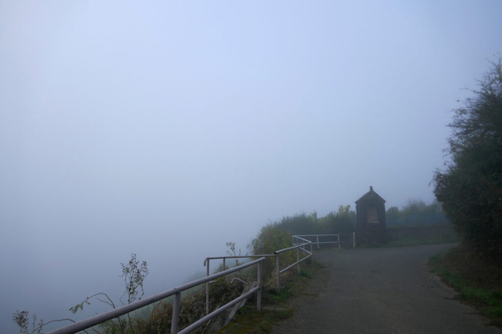 Blick vom Berghang in den Nebel