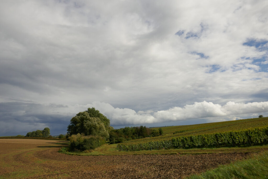 Graue Wolken über Hügeln
