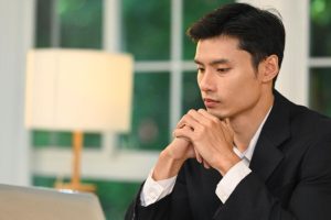 Meaning of wearing golden handcuffs in the workplace