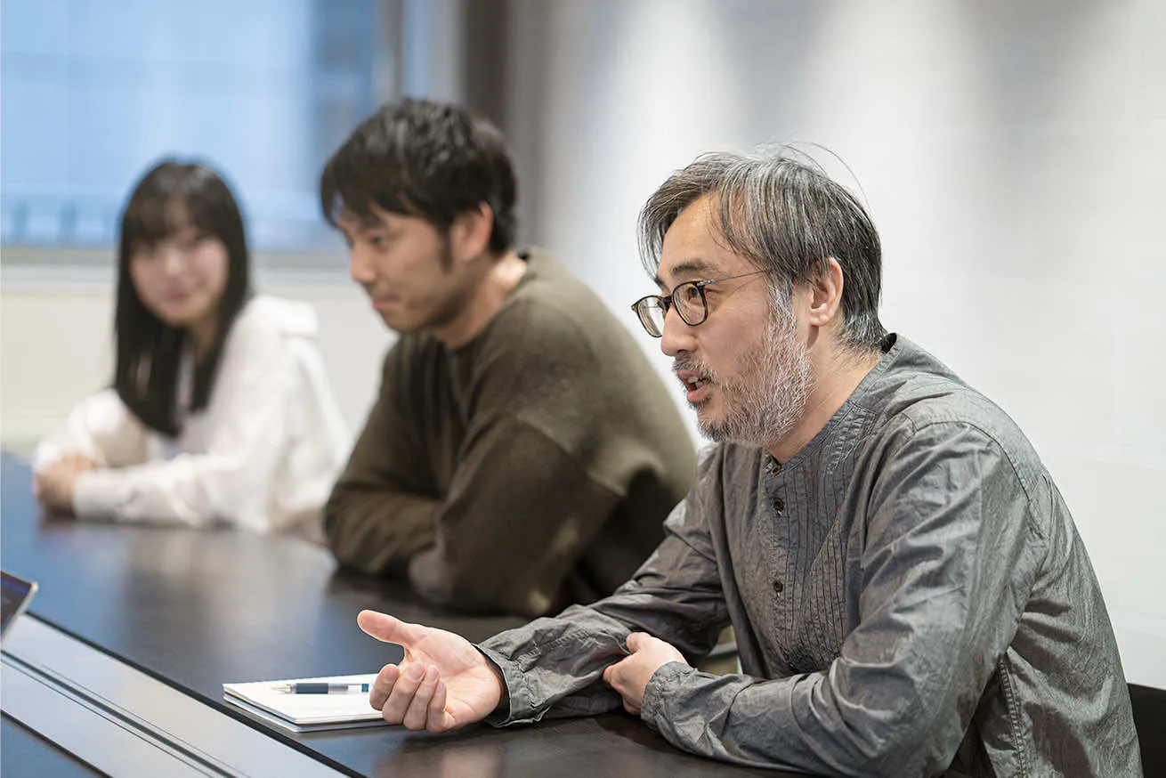 インタビューに答えるビービット平井さん