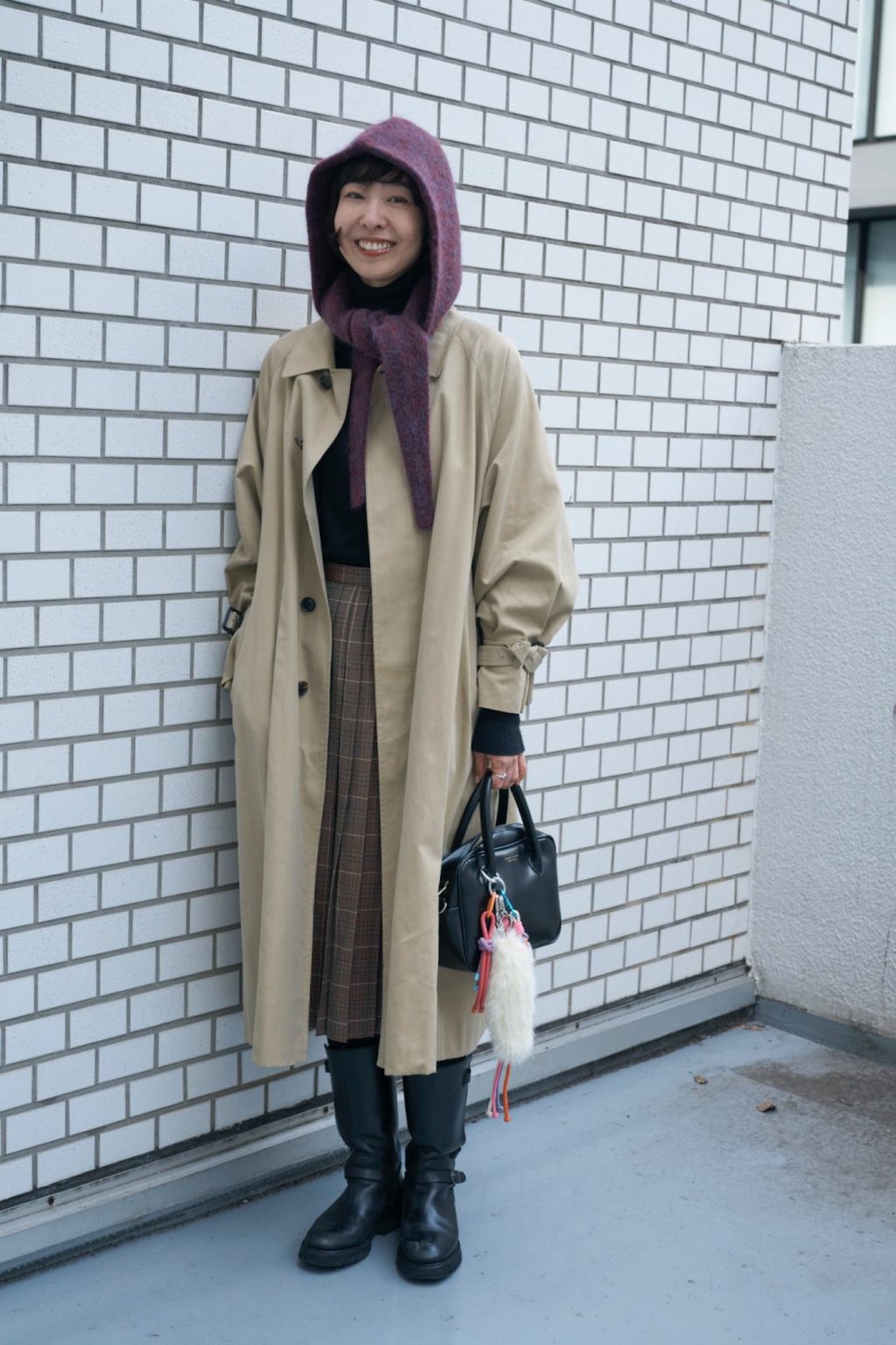 モデル/ショップスタッフ 保谷幸栄さんの私服ファッションスナップ。トラッドなコートに小物で遊び心を添えて、大人のアウタースタイルを更新