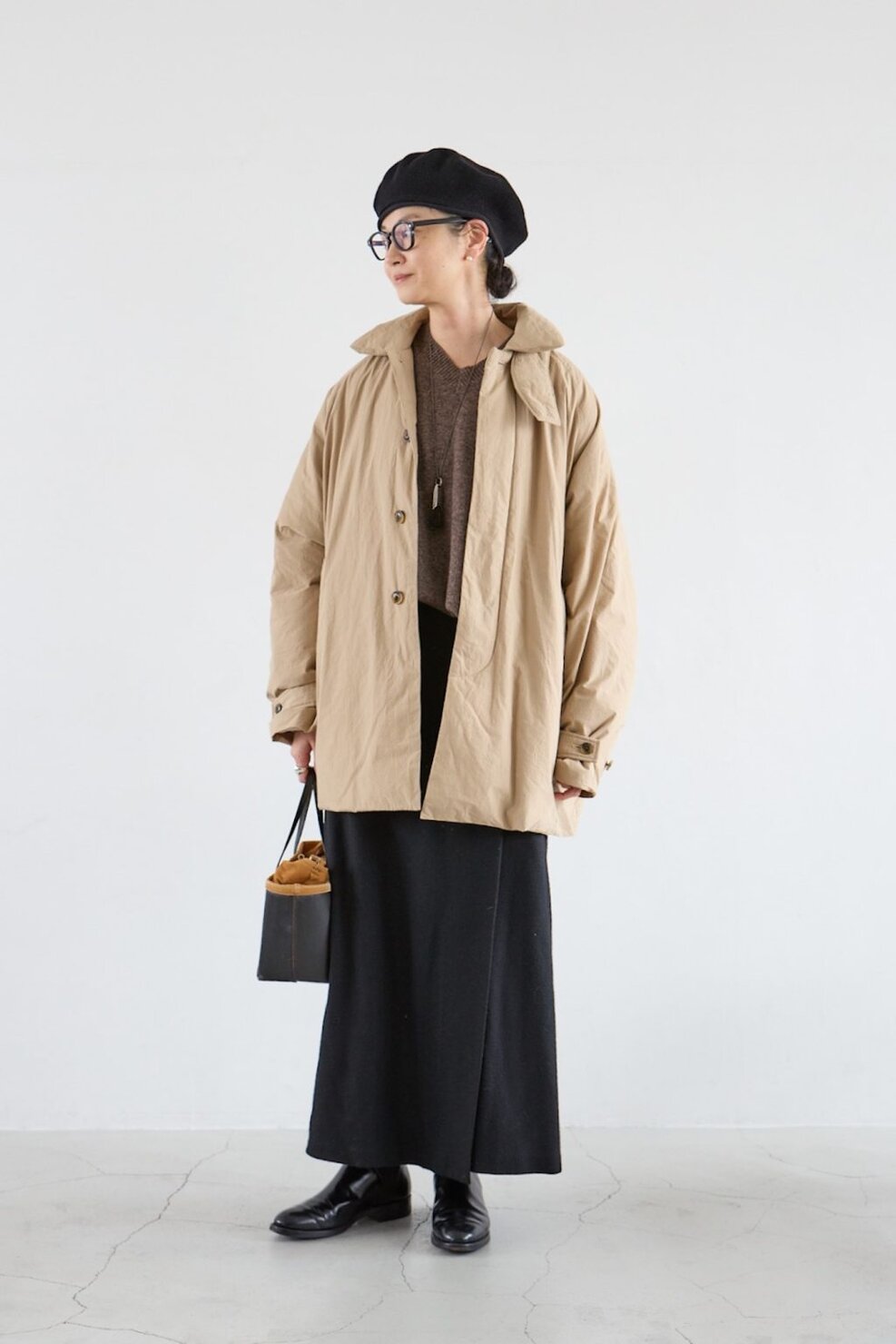 かぐれ MD 奥田知子さんの私服ファッションスナップ。ベージュ×ブラウンに黒でメリハリ。ダウンを品よく着こなす大人の冬スタイル