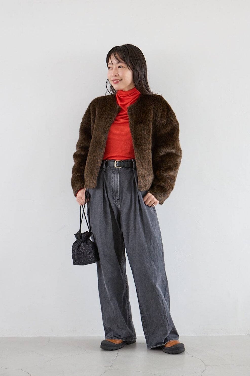 フラッパーズ プレス 杉浦彩華さんの私服ファッションスナップ。ファーコートが主役のアウターコーデ。ブラウン×レッドの旬配色で鮮度アップ