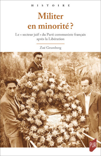 Couverture de l'ouvrage, illustrée par une photographie sépia de deux hommes portant une couronne morturaire, légendée : Commémoration au cimetière du Père-Lachaise en l’honneur des résistants juifs et communistes Mounié Adler et Samuel Bursztyn, fusillés par les Allemands en 1942 (date de la photo : probablement 1947).