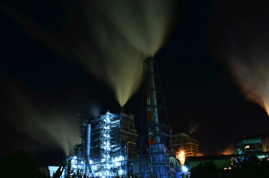howaito-koujou.jpg 色温度低い工場夜景