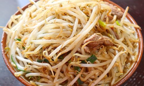 大宜味村「前田食堂」でモヤシと胡椒たっぷりの牛肉そば