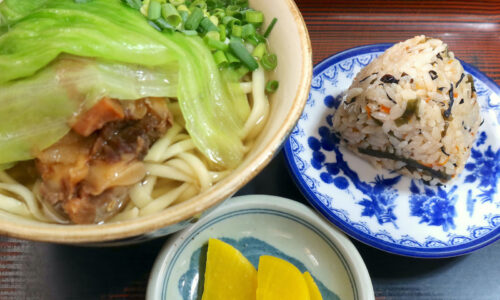 名護「沖縄そば おおしろ」でレタス入りの半そば&じゅーしー