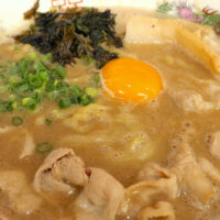 真嘉比「夢ノ弥」の食べるスープ・中華肉玉そばを足し算トッピングで楽しむ