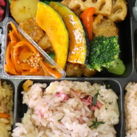 東京・グランスタ「おこわ米八」の黒酢のチキン野菜和え弁当で車内ランチ