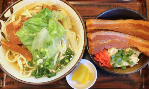名護「沖縄そば おおしろそば」でそば中&三枚肉のミニ丼