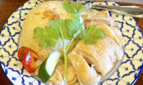 那覇・三原「アジア料理 ナズカニヤ」で海南鶏飯+パクチー