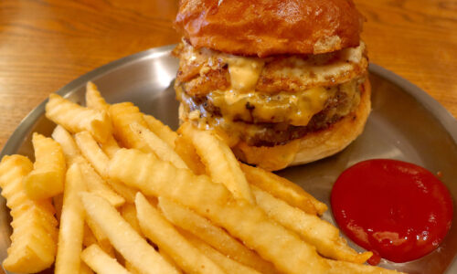 名護「HEY」でジュワッと美味しいダブルチーズバーガー玉子トッピング
