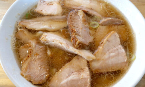 沖縄市「麺と飯ソウハチヤ」の喜多方風チャーシュー麺がチートで笑ったし美味しかったし!